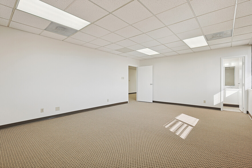 More Photos Of 2821 Lackland Rd, Fort Worth Office For Sale