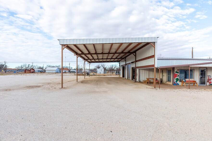 More Photos Of 711 S 3rd Ave, Munday Warehouse For Sale