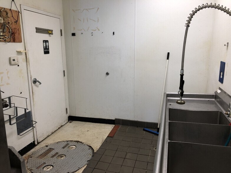 More Photos Of 923 N Miami Blvd, Durham General Retail For Lease