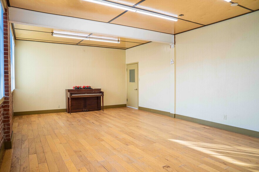 More Photos Of 201 N Missouri Ave, Sedalia Manufacturing For Sale
