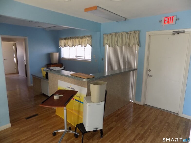 More Photos Of 85 Beleden Gardens Dr, Bristol Medical For Sale