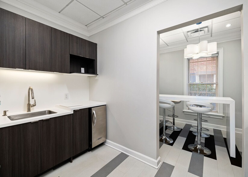 More Photos Of 5064 Roswell Rd, Atlanta Office Residential For Sale