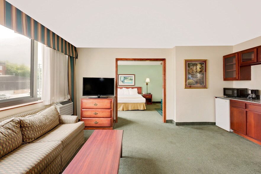 More Photos Of 325 Main St, Keokuk Hotel For Sale