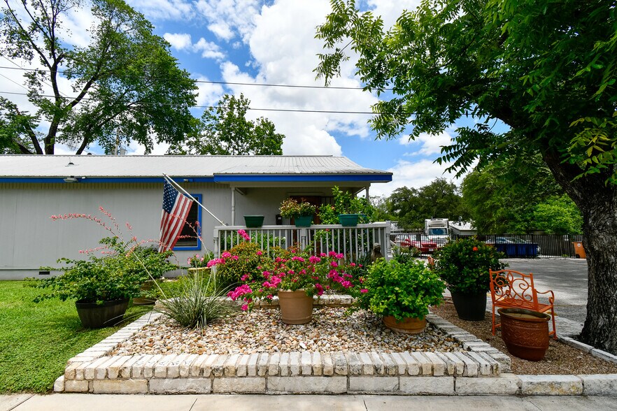 More Photos Of 1715 S 1st St, Austin Office For Sale
