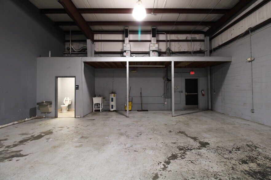 More Photos Of 2350 Us-17-92, Longwood Showroom For Lease