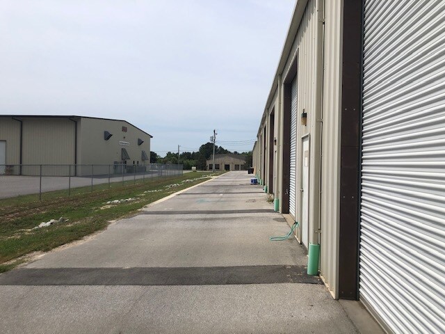 More Photos Of 48 Commerce Ln, Freeport Warehouse For Lease