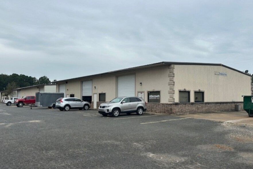 More Photos Of 10 Collins Industrial Pl, Maumelle Warehouse For Lease