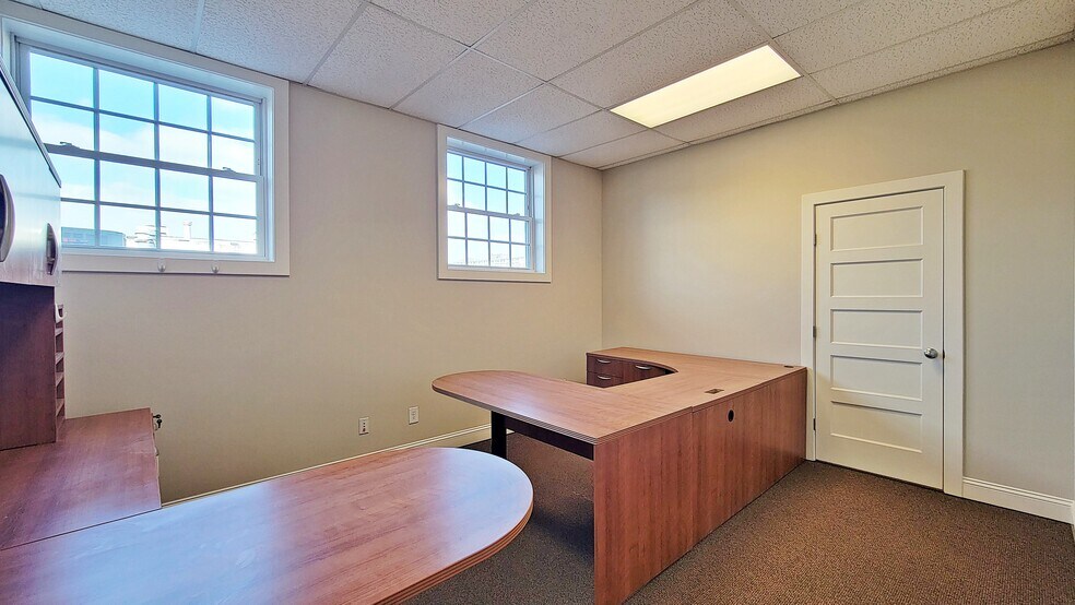 More Photos Of 2611 S Shirlington Rd, Arlington Warehouse For Lease