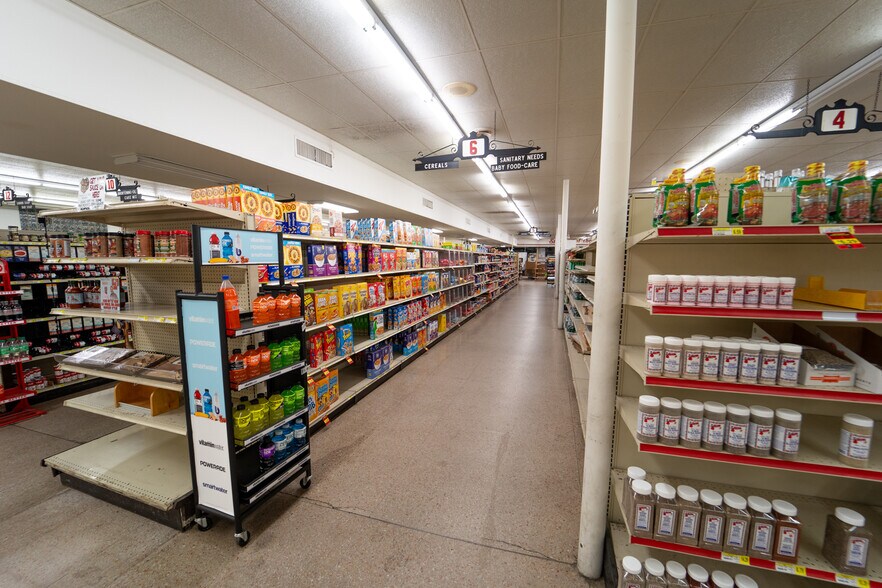 More Photos Of 1302 E Crestwood Dr, Victoria Storefront For Sale