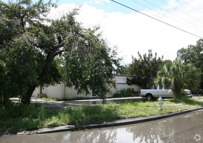 More Photos Of 2080 20th St, Sarasota Warehouse For Lease