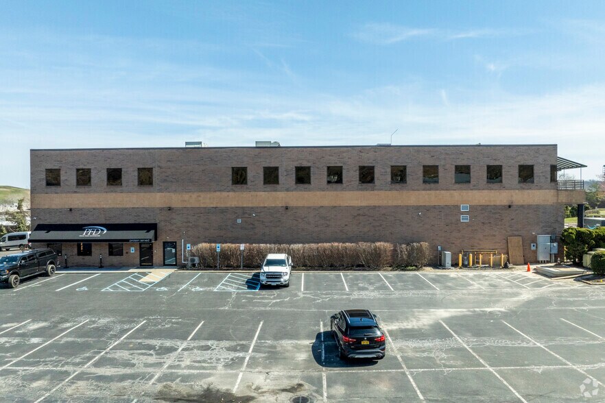 More Photos Of 4 Tri Harbor Ct, Port Washington Flex For Sale