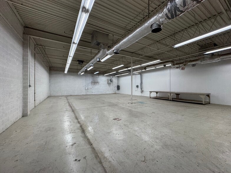 More Photos Of 910 S Hohokam Dr, Tempe Warehouse For Lease
