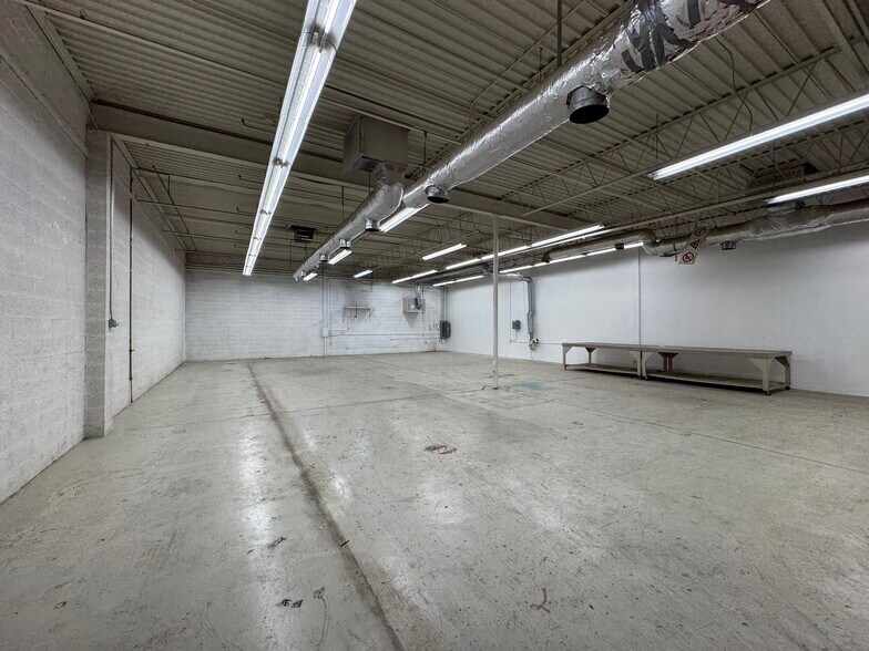 More Photos Of 910 S Hohokam Dr, Tempe Warehouse For Lease