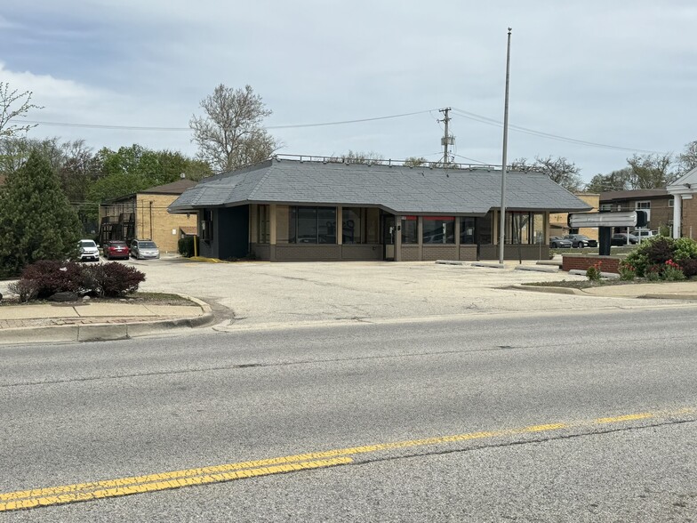 More Photos Of 590 Roosevelt Rd, Glen Ellyn Freestanding For Lease