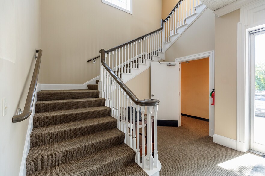 More Photos Of 600 A Ave, Lake Oswego Office For Lease