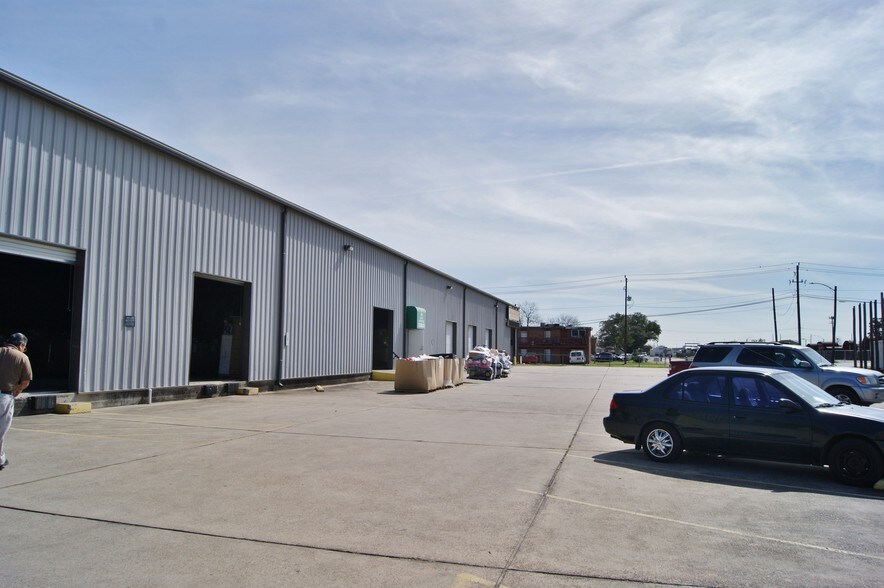 More Photos Of 1001 Dumont St, South Houston Distribution For Lease