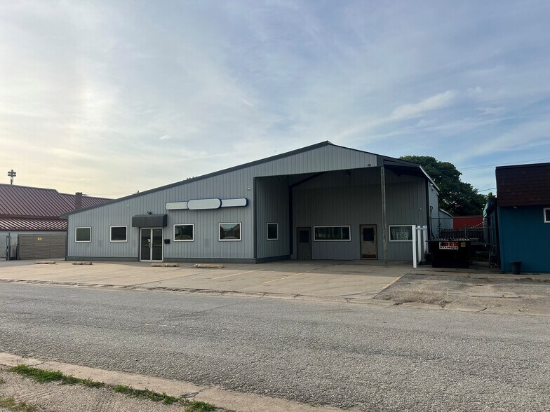 More Photos Of 1620 State St, Blair Freestanding For Lease