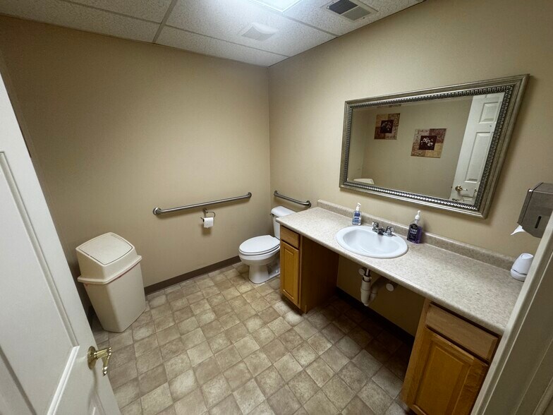 More Photos Of 7445 University Blvd, Des Moines Medical For Lease