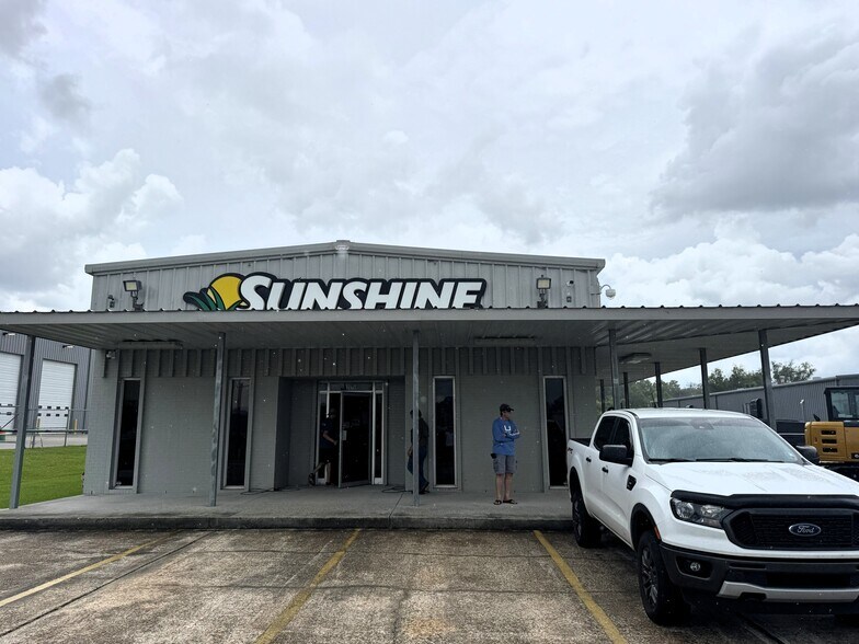 More Photos Of 12137 Airline Hwy, Baton Rouge Showroom For Lease