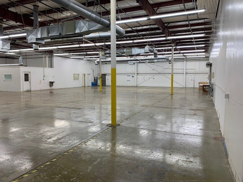 More Photos Of 6111-6117 Maxtown Rd, Westerville Warehouse For Lease