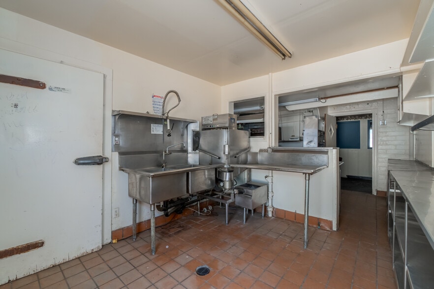 More Photos Of 2509 Lakeshore Blvd, Lakeport Restaurant For Sale