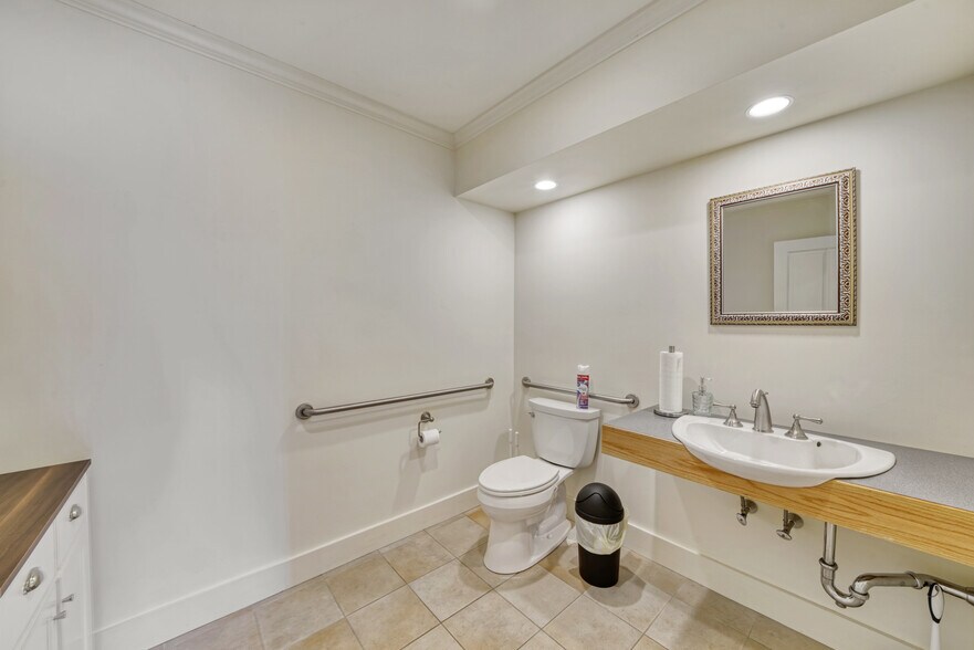 More Photos Of 207-209 Main St, New London Freestanding For Sale