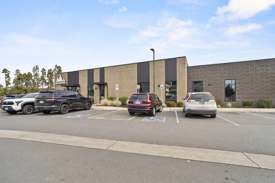 More Photos Of 722 W Harvard Ave, Roseburg Storefront Retail Office For Sale