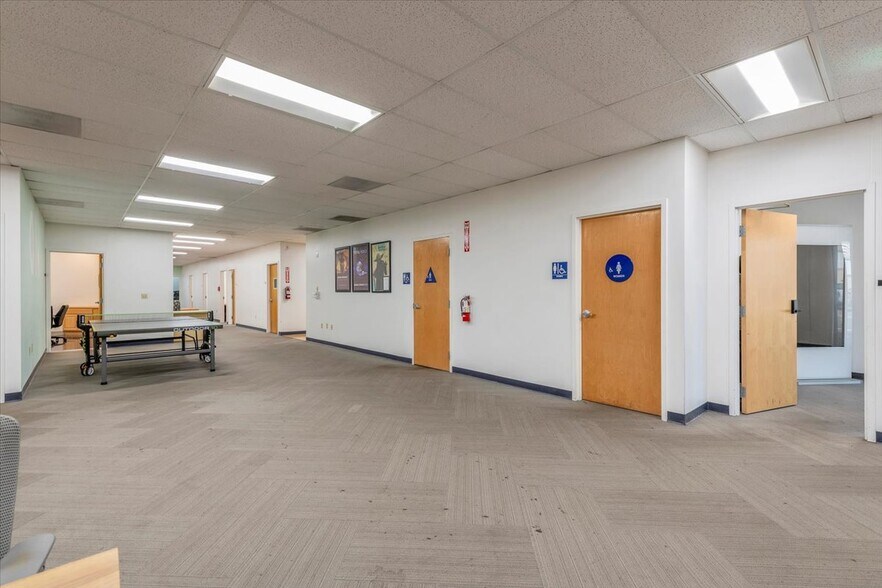 More Photos Of 1290 Reamwood Ave, Sunnyvale Research And Development For Lease