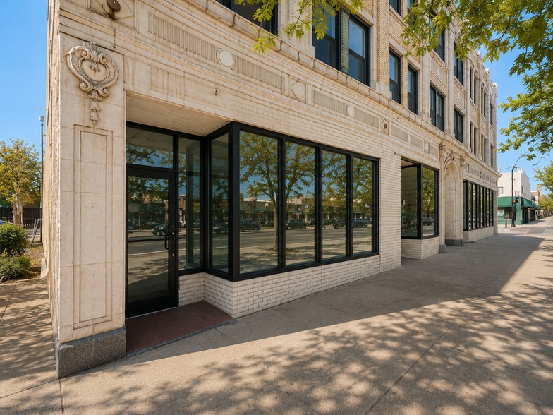 Primary Photo Of 5250 N Broadway St, Chicago Storefront For Lease