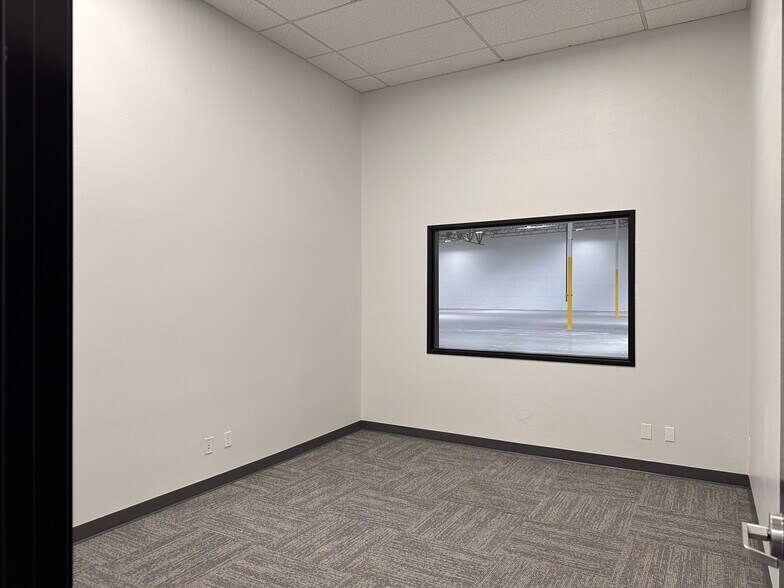 More Photos Of 5435 Procyon St, Las Vegas Distribution For Lease