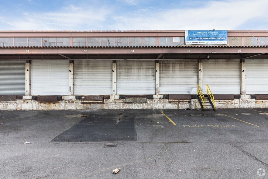 More Photos Of 460 Kingsland Ave, Brooklyn Truck Terminal For Lease