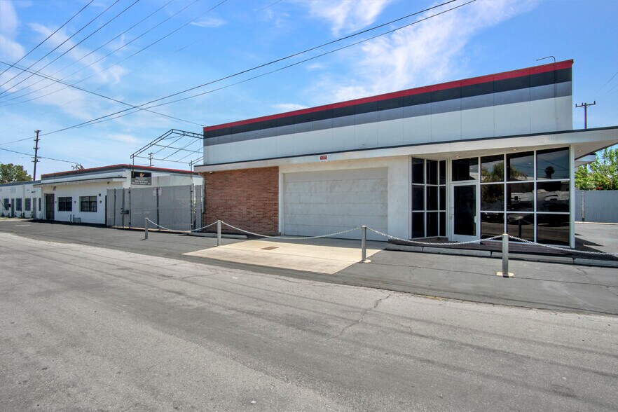 More Photos Of 18422-18428 Gault St, Reseda Warehouse For Lease
