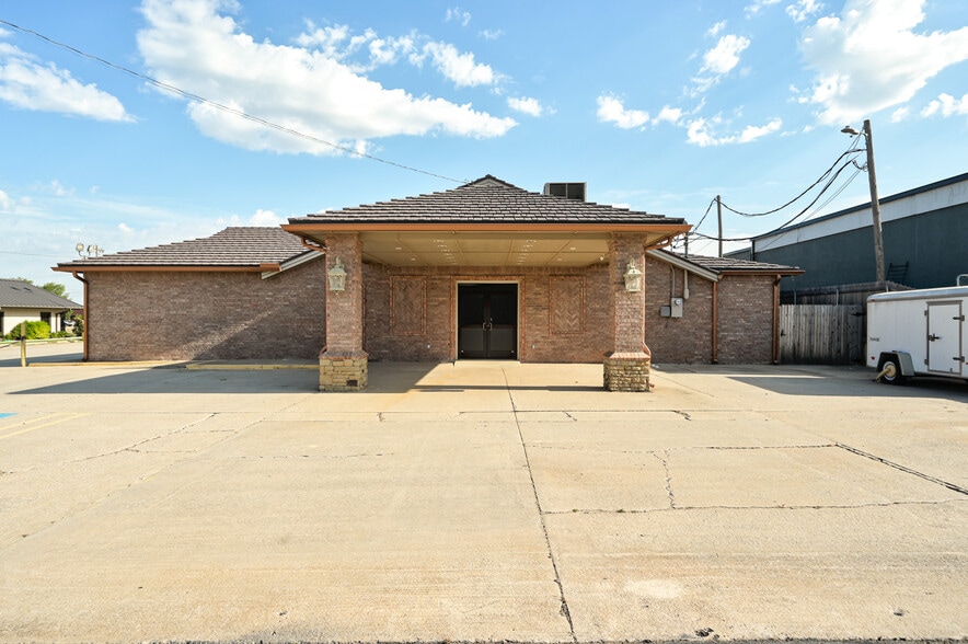 More Photos Of 450 E Main St, Yukon Religious Facility For Sale