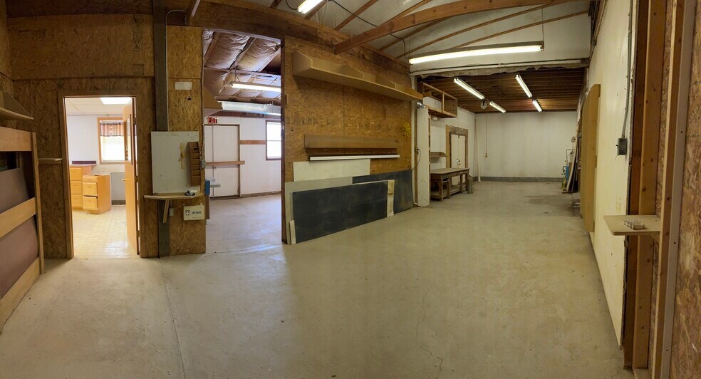 More Photos Of 4590 Eagle Creek Rd, Leavittsburg Showroom For Lease