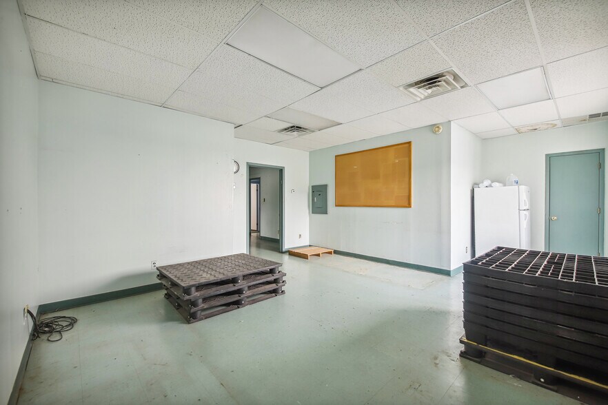 More Photos Of 178 Industrial Loop, Staten Island Warehouse For Lease