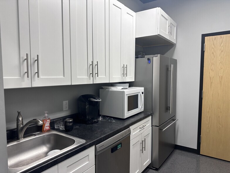 More Photos Of 750 N 17th St, St Charles Warehouse For Lease