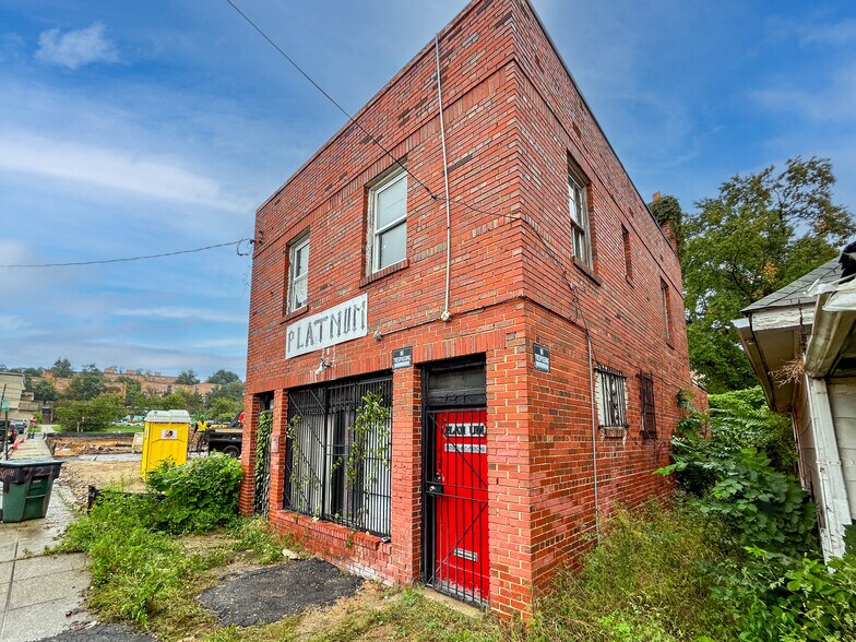 More Photos Of 721 50th St NE, Washington Storefront Retail Office For Sale