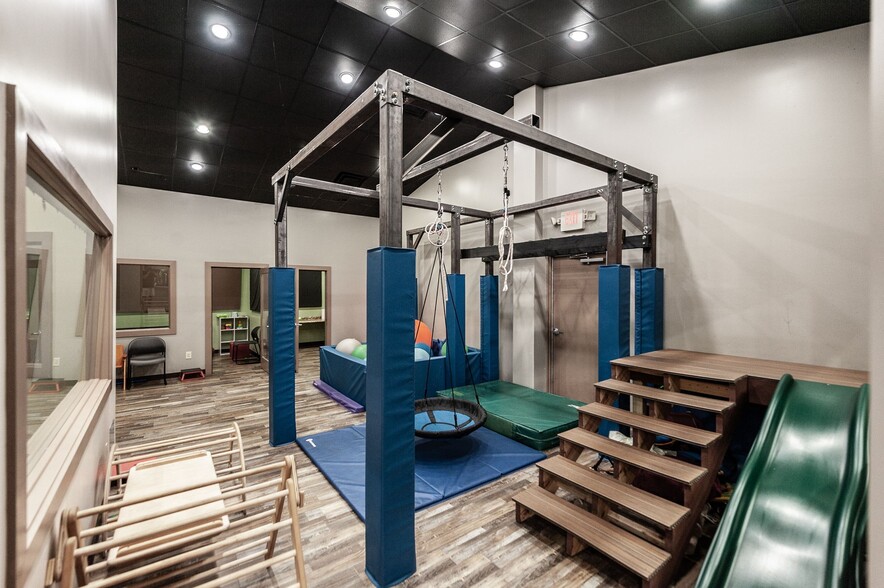 More Photos Of 20 Executive Park Dr, Hendersonville Loft Creative Space For Sale