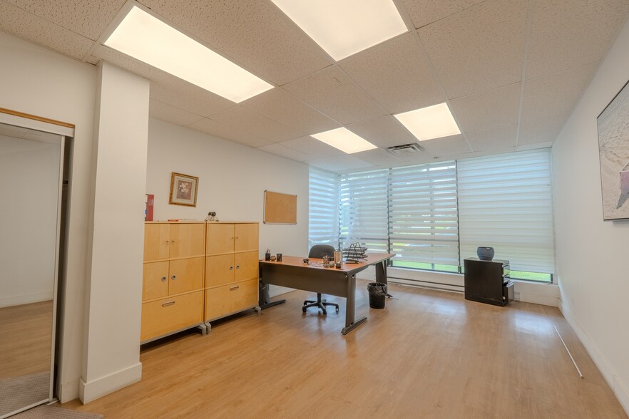 More Photos Of 181 Av Oneida, Pointe-claire Industrial For Sale