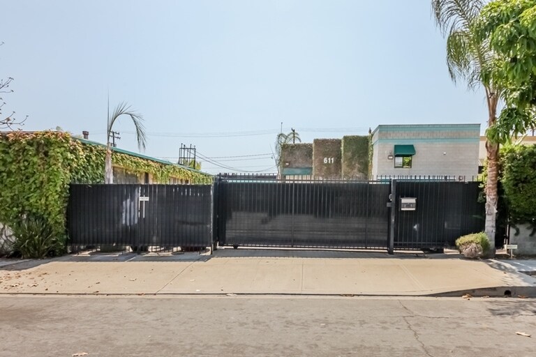 More Photos Of 611 S Glenwood Pl, Burbank Showroom For Sale