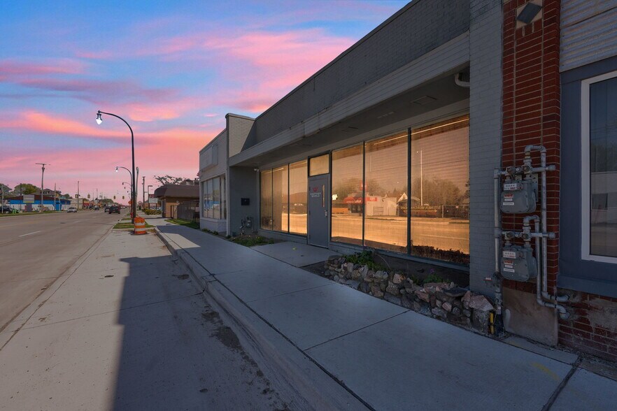 More Photos Of 16914 E 9 Mile Rd, Eastpointe Storefront For Sale