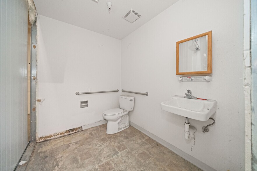 More Photos Of 2495 Progress Dr, Redding Manufacturing For Sale