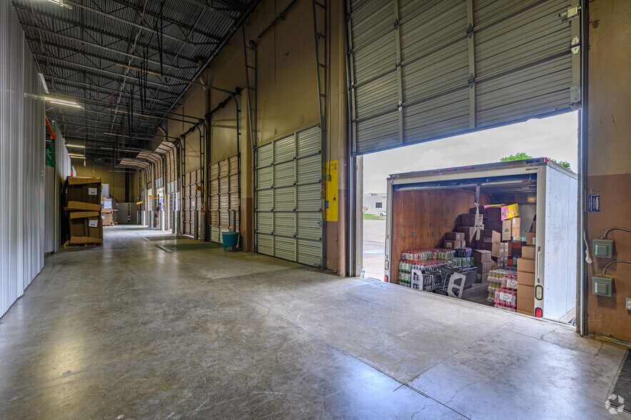 More Photos Of 4545 Spring Valley Rd, Farmers Branch Warehouse For Lease