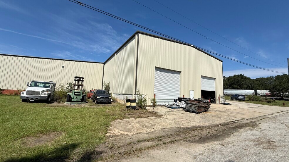 More Photos Of 306 Rogers St, Barnesville Warehouse For Lease
