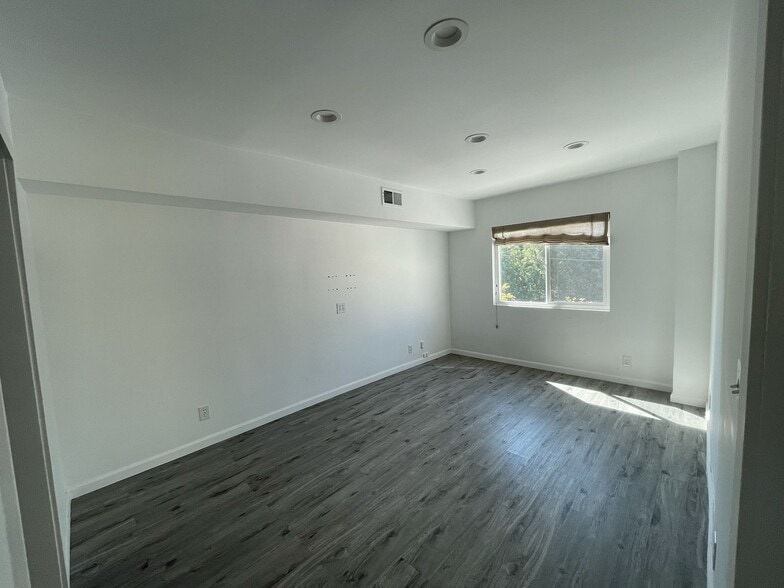 More Photos Of 8344 Melrose Ave, West Hollywood Storefront Retail Office For Lease
