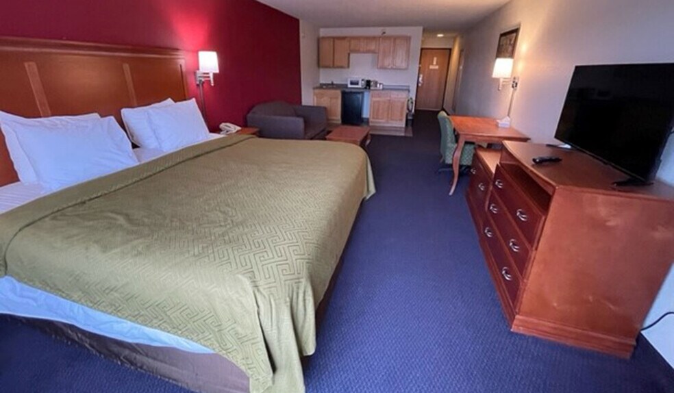 More Photos Of 717 E Bannerman Ave, Redgranite Hotel For Sale