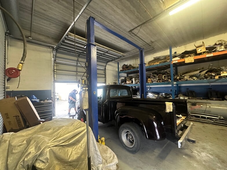 More Photos Of 1002 SE 9th St, Cape Coral Service For Sale