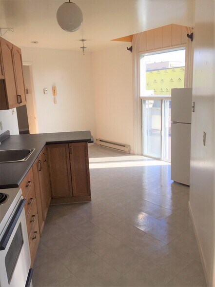 More Photos Of 15 Montreal St, Kingston Storefront Retail Residential For Lease