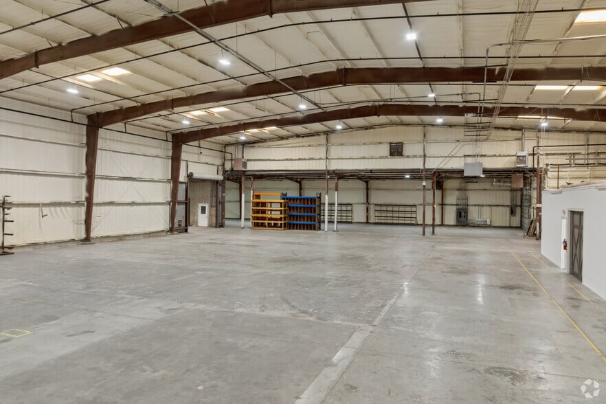More Photos Of 1716 Shady Oaks Dr, Denton Warehouse For Lease