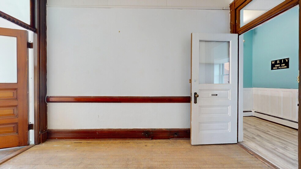 More Photos Of 42 W Main St, Riverhead Storefront Retail Office For Lease